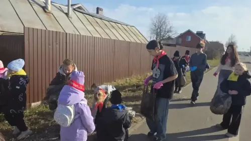 В Высокогорской школе №3 провели субботник по уборке двора