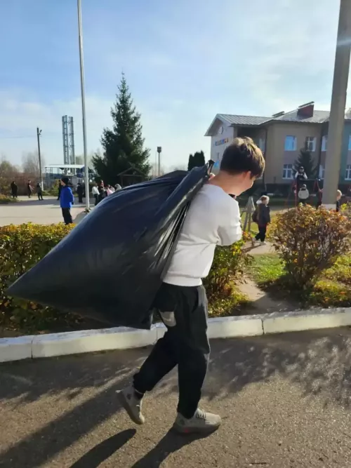 В Высокогорской школе №3 провели субботник по уборке двора