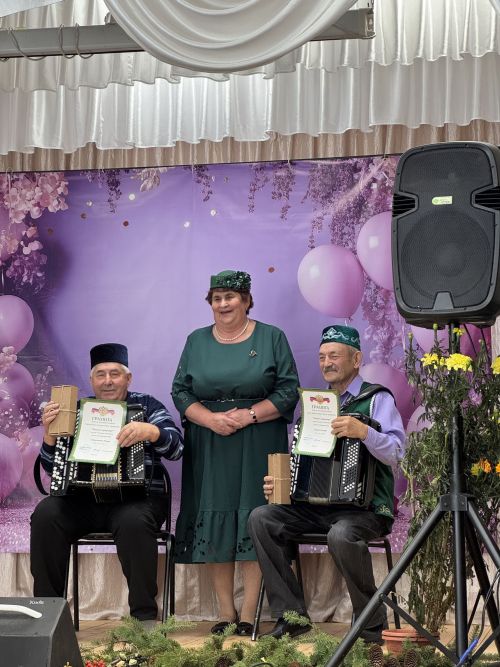 В Ташлы-Ковалинском Доме культуры проходит праздник ко Дню пожилого человека