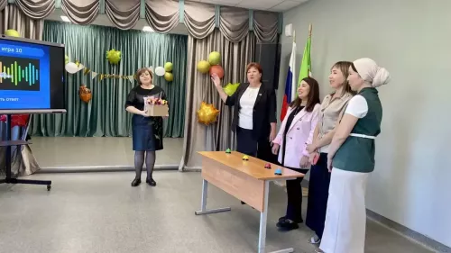 Чернышевский СДК поздравил учителей игрой и сладкими букетами