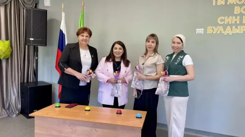 Чернышевский СДК поздравил учителей игрой и сладкими букетами