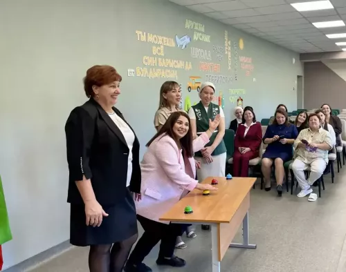 Чернышевский СДК поздравил учителей игрой и сладкими букетами