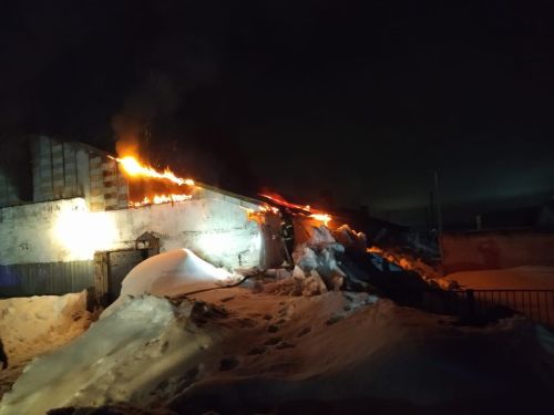 Пожар на складе в селе Шапши охватил 50 кв.м