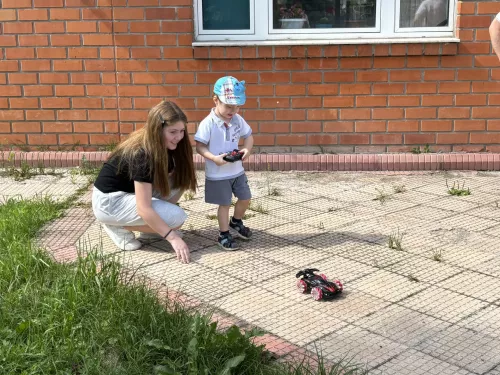 Многодетным семьям Высокогорского района подарили автолюльки для детей