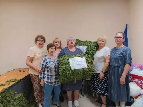 Пенсионеры из Высокой Горы сплели маскировочные сети для бойцов СВО