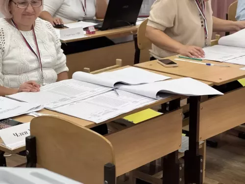 Жители деревни Калинино принимают участие в голосовании на выборах