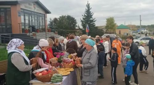 Ветераны Иске-Казанского поселения поддержали благотворительную ярмарку
