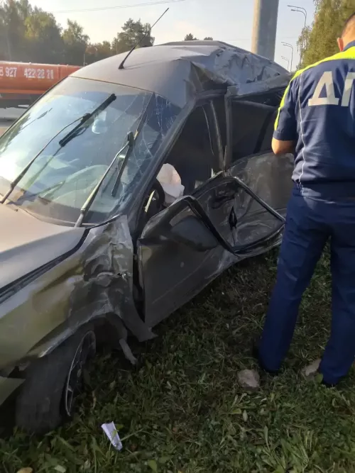 В Высокогорском районе автомобиль наехал на знак и опору