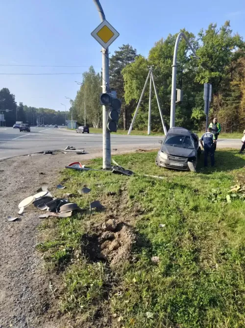 В Высокогорском районе автомобиль наехал на знак и опору