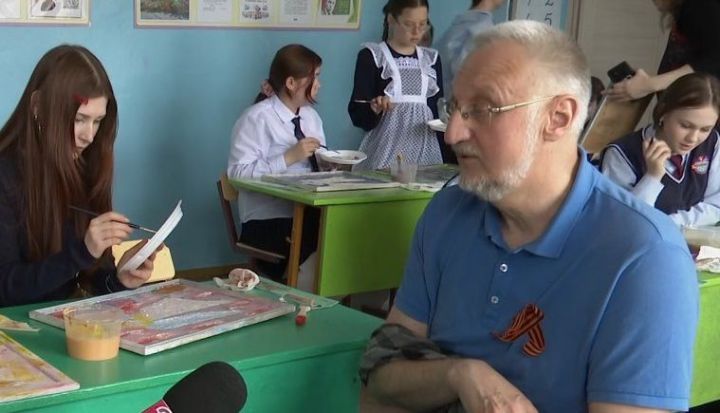 В Алан-Бексерской школе прошла встреча с художником Виталием Скобеевым
