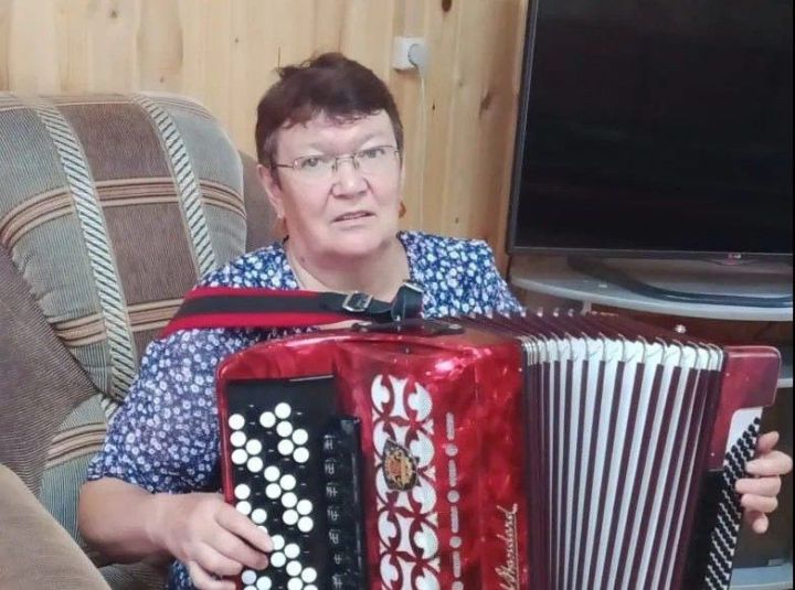 Играет не по нотам, а душой: история гармонистки Резеды Гимадиевой