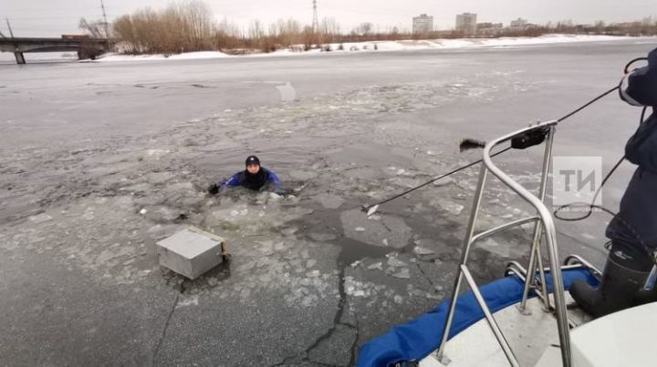 Водолазы нашли тело рыбака, провалившегося под лед у Кировской дамбы в Казани