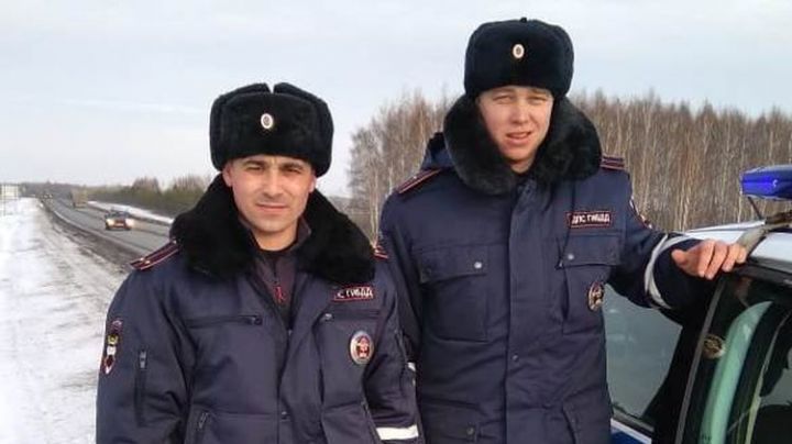 В Татарстане инспекторы ГИБДД пришли на помощь семье, у которой в пути сломалось авто