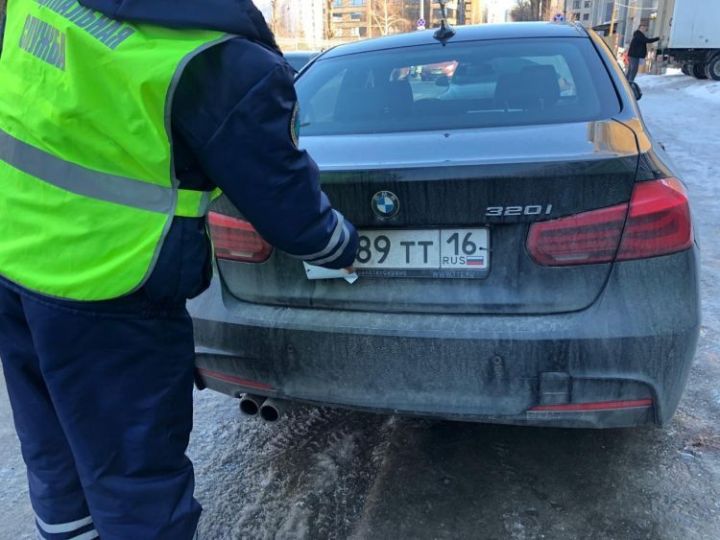 В центре Казани ловили нарушителей парковки, закрывающих номера своих авто