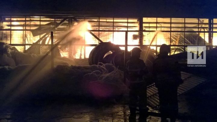 Ночью в Казани возле Оргсинтеза вспыхнул пожар на складах на площади свыше 5,5 тыс. кв.