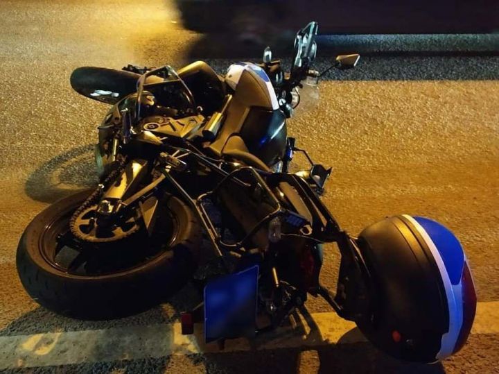 Ночью лихач на «Мазде» пролетел на «красный» и сбил инспектора ДПС-мотоциклиста