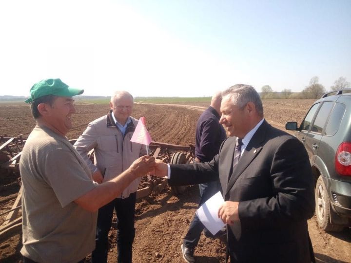 Сегодня в Дубъязовской зоне поздравили трактористов за трудовые достижения