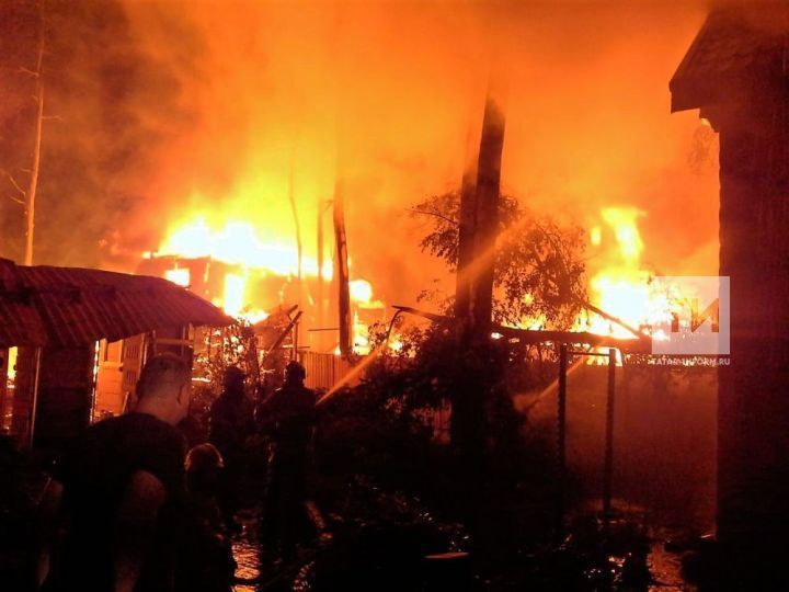 Ночной пожар уничтожил пять домов и баню