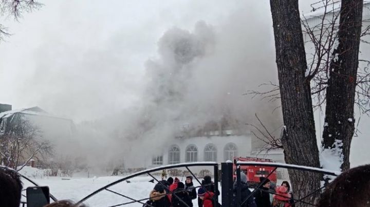 Дети и персонал гимназии в Татарстане оказались на улице из-за пожара на крыше