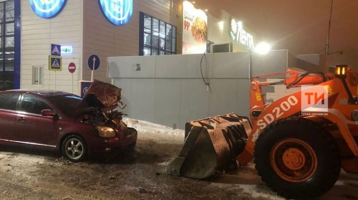 У «Ленты» в Казани иномарка разбилась о ковш трактора