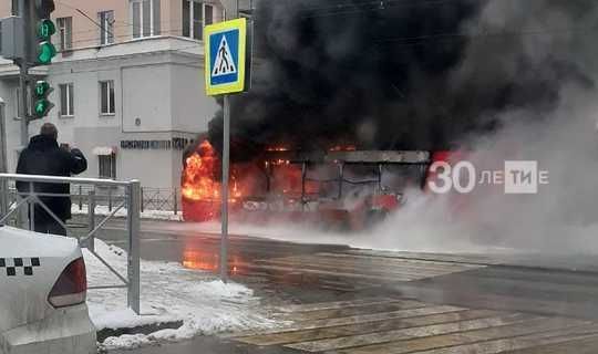 На видео сняли, как тушат загоревшийся в центре Казани автобус