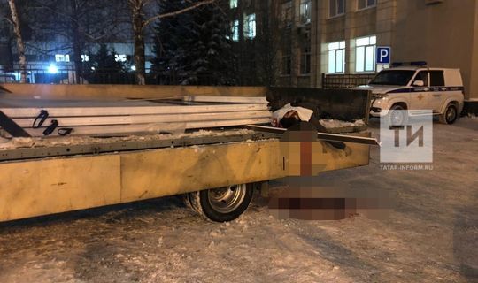 В центре Казани мужчину насмерть придавило упавшими в кузове авто стеклопакетами