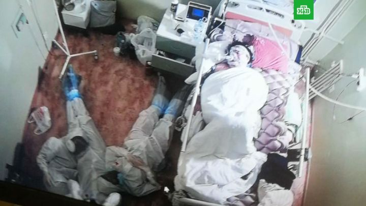 Фото уснувших на полу возле пациента медиков растрогало россиян