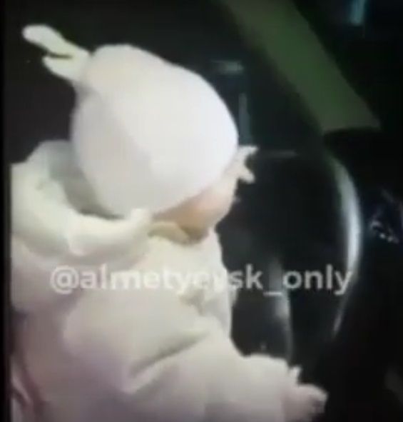 Жительница РТ посадила восьмимесячную дочь за руль авто и сняла поездку на видео