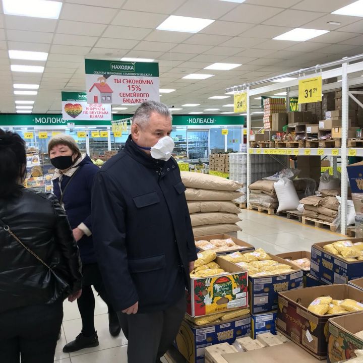 Глава Высокогорского района проверил наличие продуктов и цены в магазине
