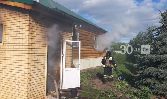 Пожилых супругов спасли из охваченного огнем дома в Высокогорском районе