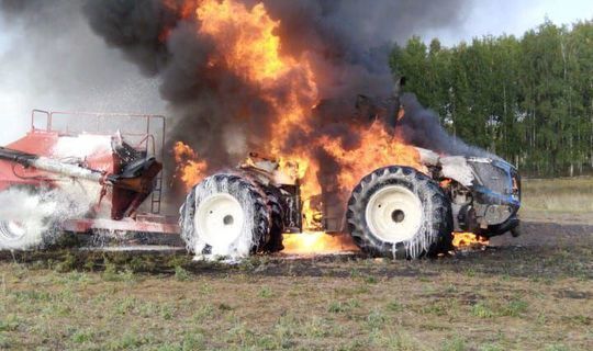 Трактор сгорел во время работы в поле в Татарстане