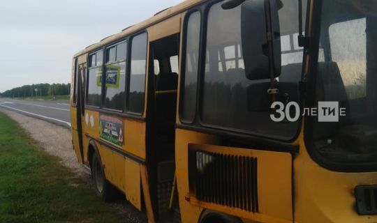 Учитель и шофер спасли детей из загоревшегося в пути школьного автобуса в РТ
