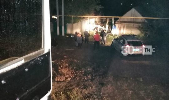 В Татарстане легковушка врезалась в дом и перевернулась, водитель погиб