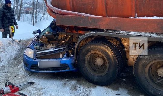 Легковушка влетела под колеса ассенизаторской машины на трассе под Казанью