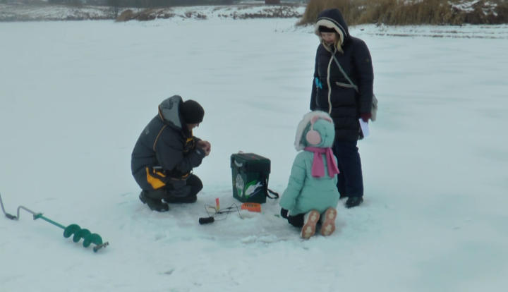 На озеро Элита в селе Высокая Гора азам зимней рыбалки маму обучала дочка