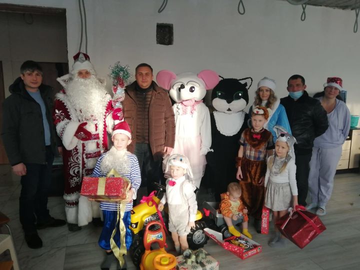 Руководители и депутаты района открыли череду поздравлений с Новым годом в рамках благотворительной акции «Ёлка желаний»