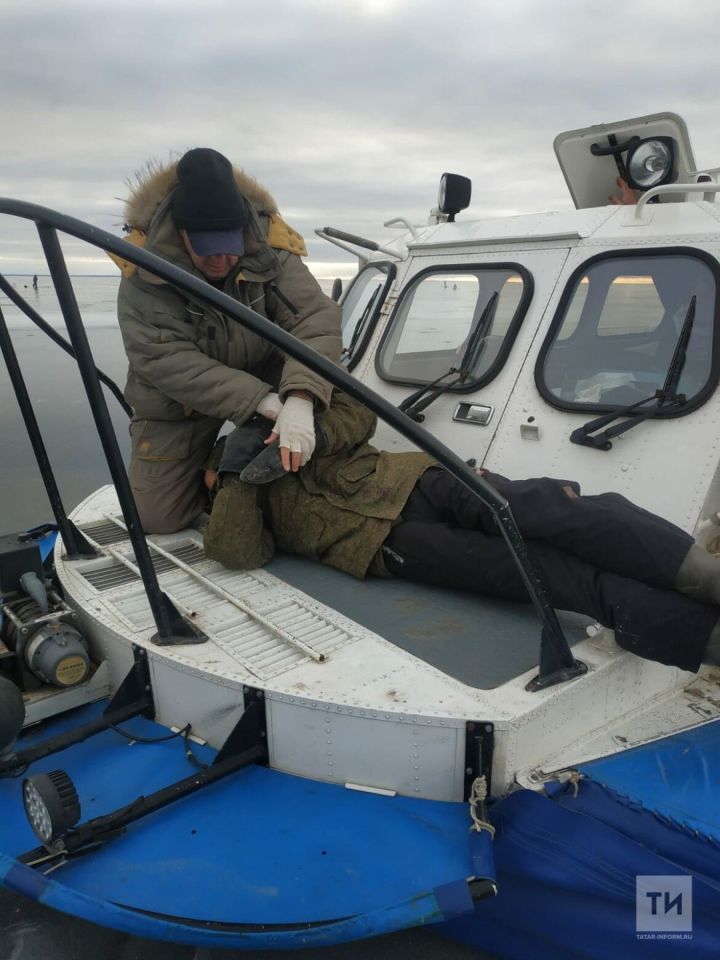 Спасатели передали медикам рыбака, которому стало плохо на льду в Татарстане