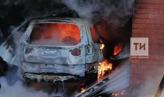 В Челнах во время подзарядки аккумулятора загорелось авто внутри гаража