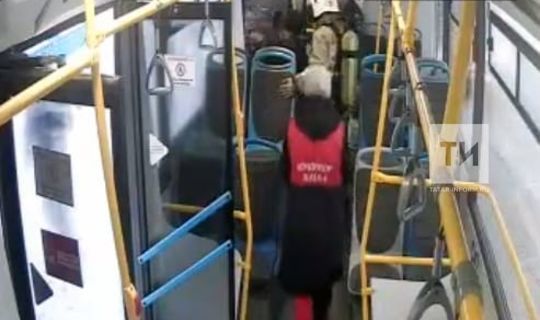 Водитель и кондуктор автобуса в Казани помогли ребенку, который потерял сознание
