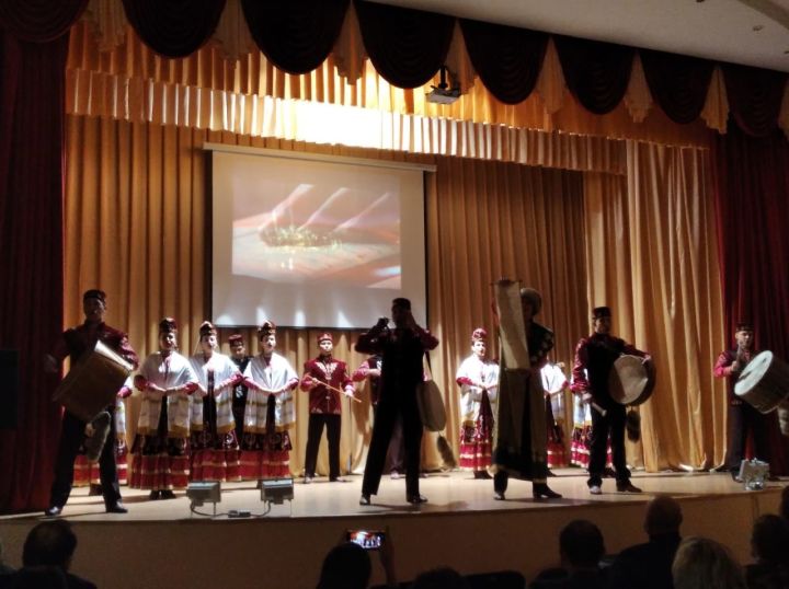 В рамках Года родных языков и народного единства в Высокогорской СОШ № 3 прошел большой концерт