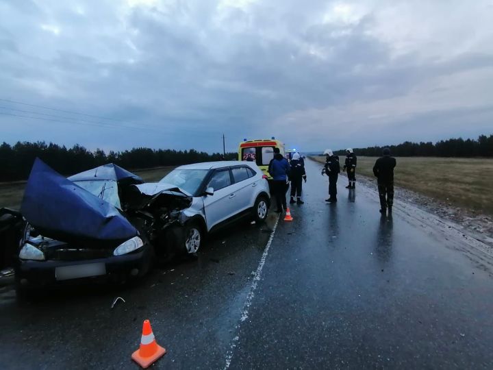 В аварии на трассе в Татарстане погиб водитель легковушки, пассажир скончался в больнице