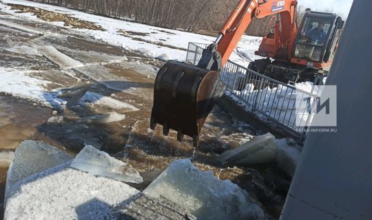 Лед на одной из рек в РТ пришлось разбивать экскаватором, чтобы устранить затор