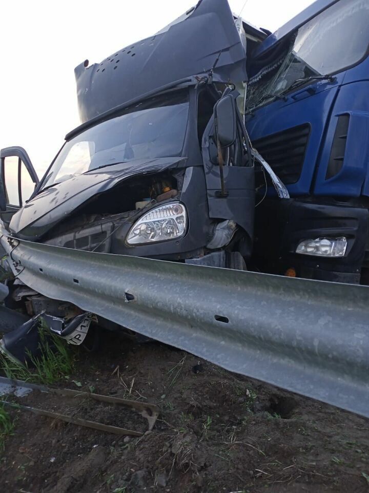 На трассе М7 в Татарстане грузовик вжал в отбойник «ГАЗель»