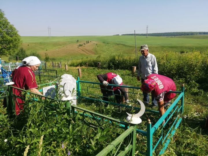 Работники «Эмет» Высокогорского района провели уборку могил родственников получателей социальных услуг