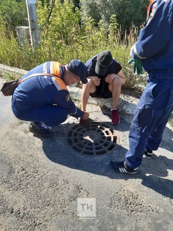 В Казани спасатели пришли на помощь подростку, застрявшему ногой в ливневке