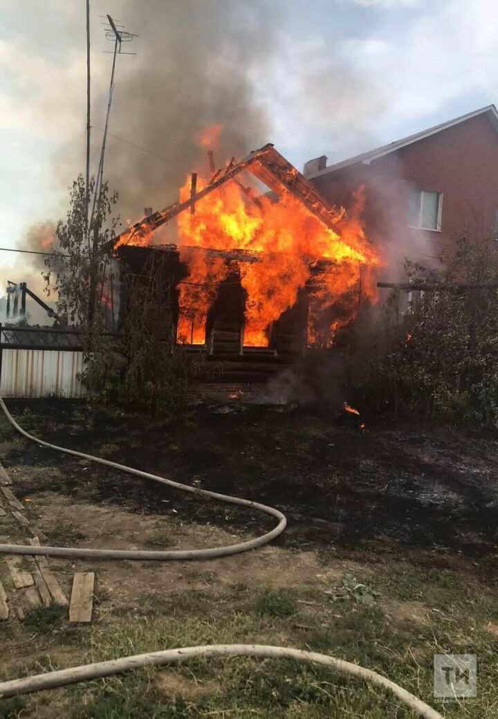 Прохожий спас мужчину из охваченного огнем дома в татарстанском селе