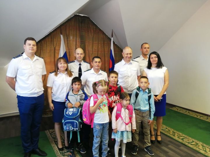Сегодня в прокуратуре Высокогорского района состоялось вручение детям  ранцев и школьных принадлежностей