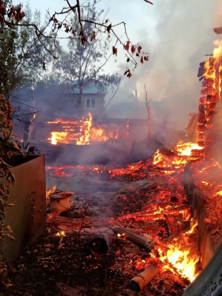 Сегодня ночью в селе Чепчуги подожгли дом, пострадали соседние строения
