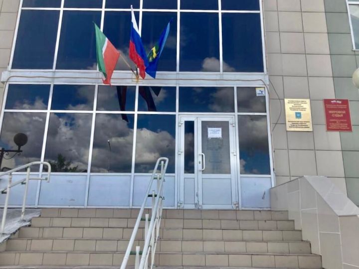 Мировой суд Высокогорского района лишил водительских прав трех татарстанцев и назначил каждому штраф в размере 30 тысяч рублей.