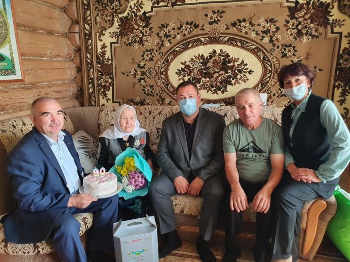 Сегодня жительница села Альдермыш Галимова Альфия Абдрахмановна принимала поздравления с 90-летием